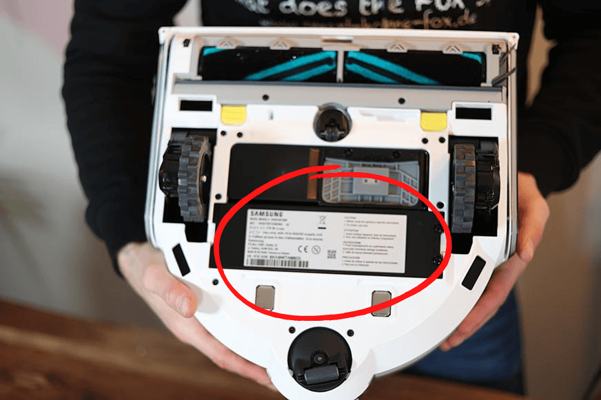 Ein Pfeil zeigt auf den Standort des Akkus des Samsung Jet Bot AI+.